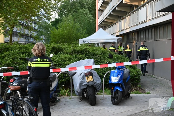 Dode onder aan flatgebouw aangetroffen