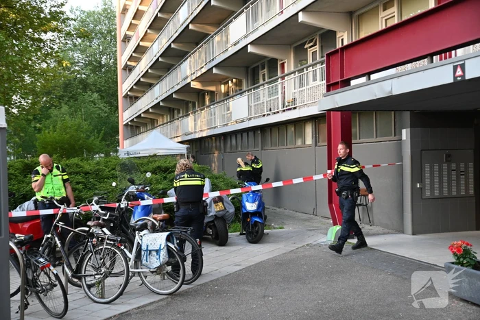 Dode onder aan flatgebouw aangetroffen