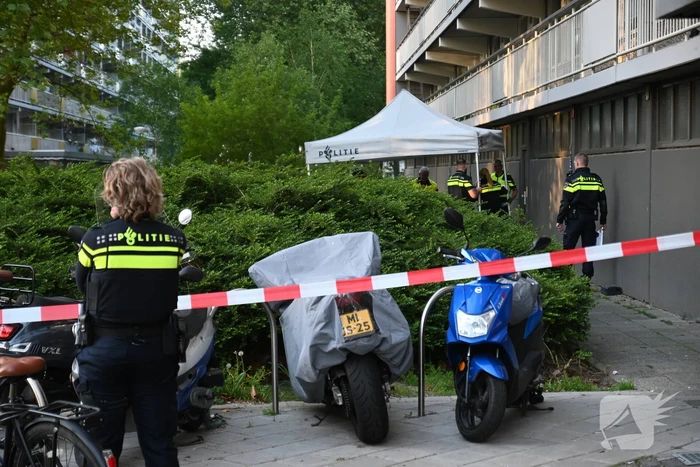 Dode onder aan flatgebouw aangetroffen