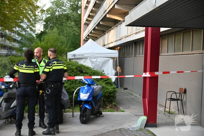 Dode onder aan flatgebouw aangetroffen