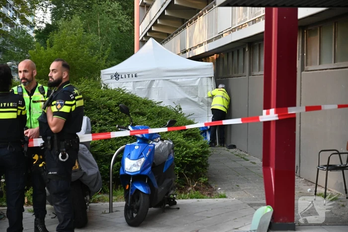 Dode onder aan flatgebouw aangetroffen
