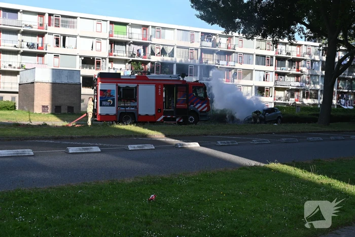 Auto vliegt in brand tijdens het rijden