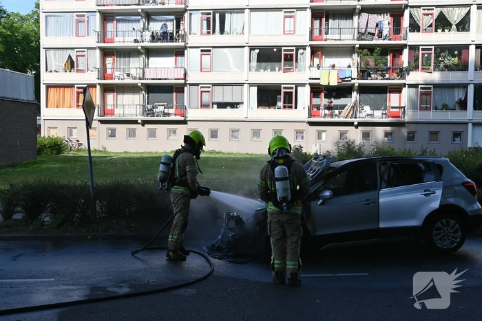 Auto vliegt in brand tijdens het rijden