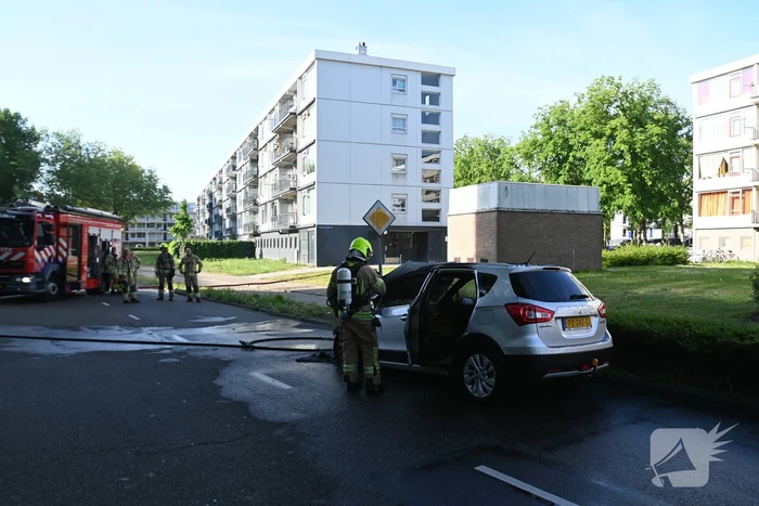 Auto vliegt in brand tijdens het rijden