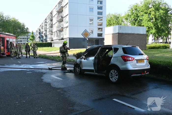 Auto vliegt in brand tijdens het rijden