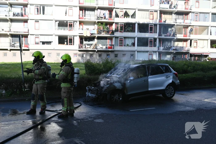 Auto vliegt in brand tijdens het rijden