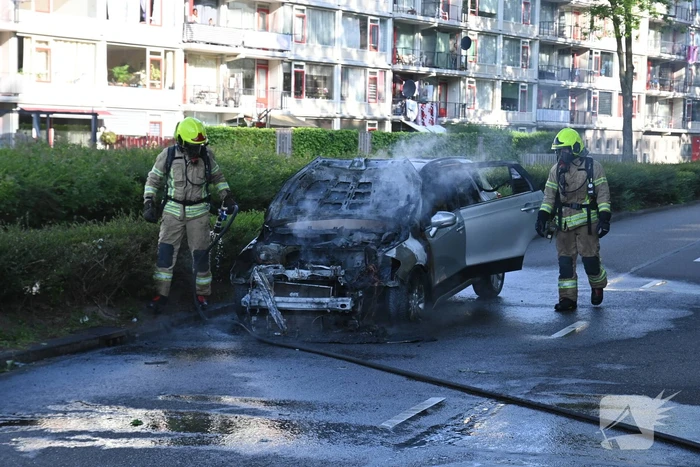Auto vliegt in brand tijdens het rijden