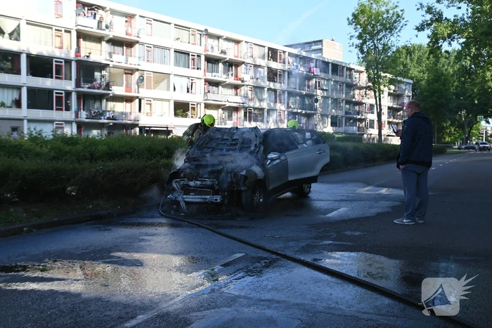 Auto vliegt in brand tijdens het rijden