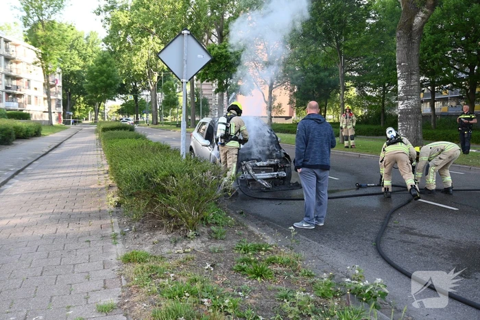 Auto vliegt in brand tijdens het rijden