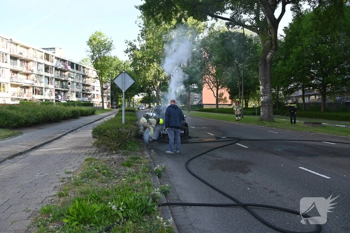 Auto vliegt in brand tijdens het rijden