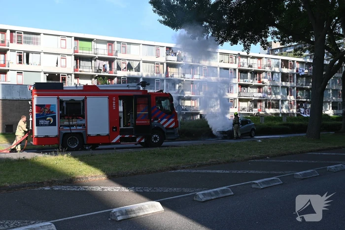 Auto vliegt in brand tijdens het rijden
