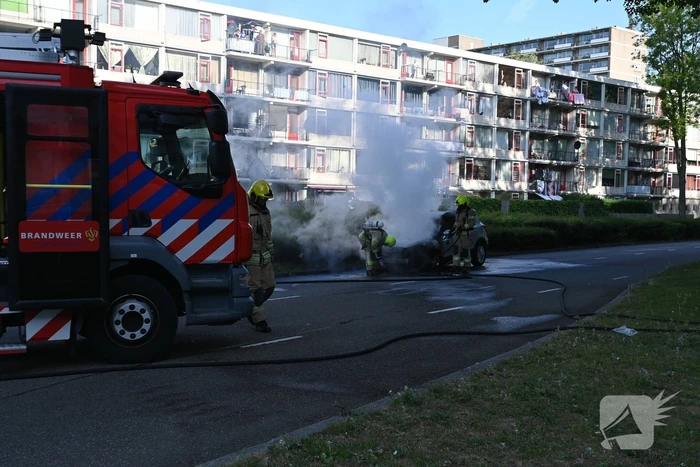 Auto vliegt in brand tijdens het rijden