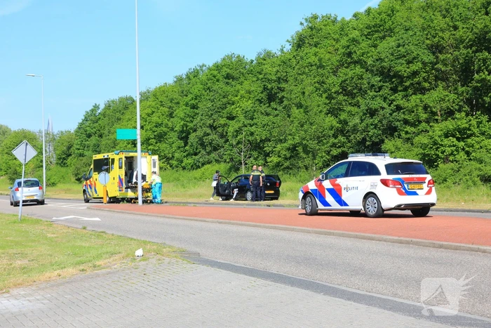 Auto's botsen op kruising in Gein