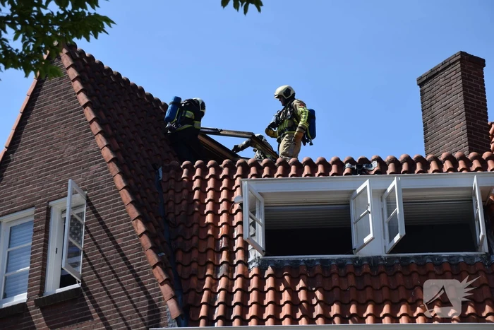 Veel schade vanwege brand op dak van woning