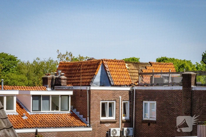 Veel schade vanwege brand op dak van woning