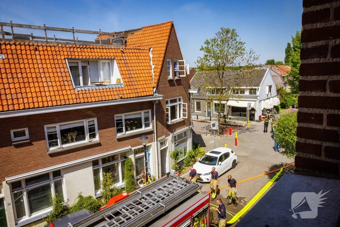 Veel schade vanwege brand op dak van woning