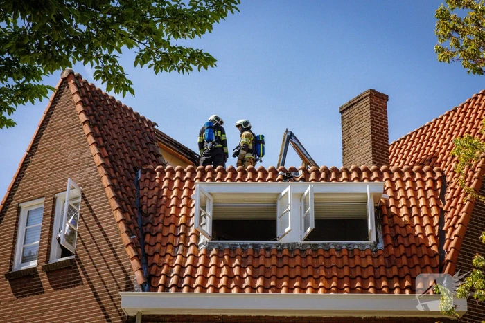 Veel schade vanwege brand op dak van woning