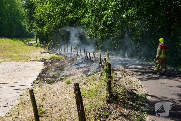 Groot stuk berm in brand