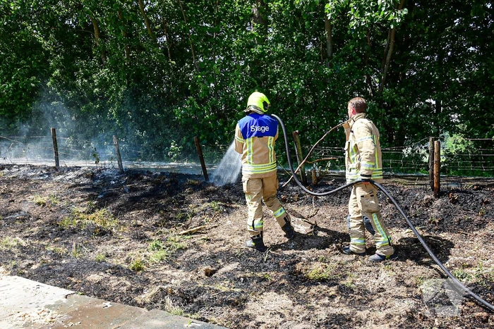 Groot stuk berm in brand