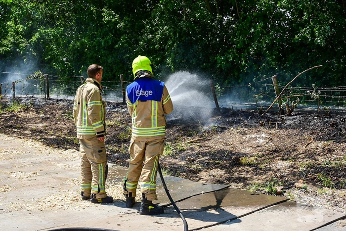 Groot stuk berm in brand