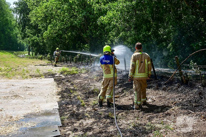 Groot stuk berm in brand
