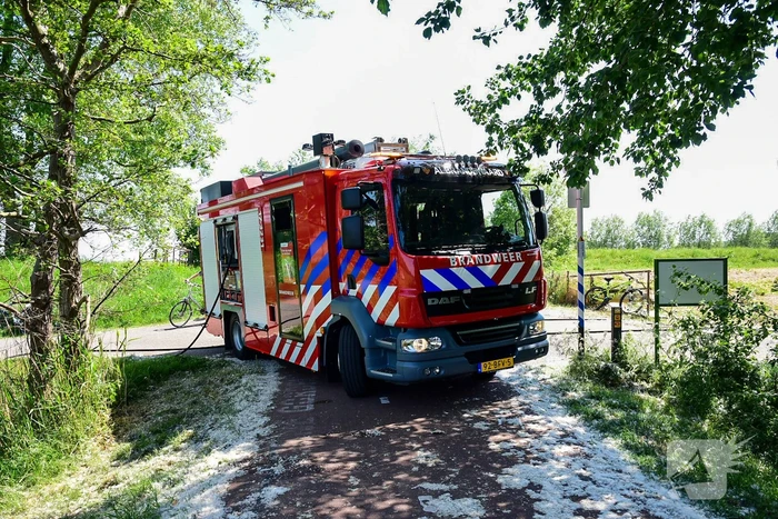Groot stuk berm in brand