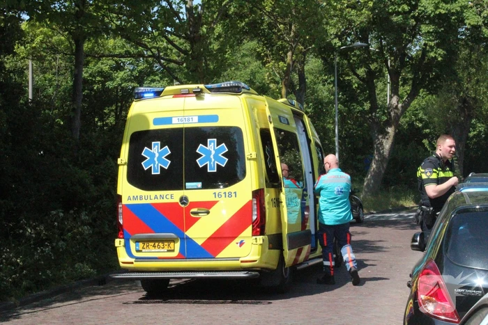 Fietser ten val na botsing met geparkeerde auto's