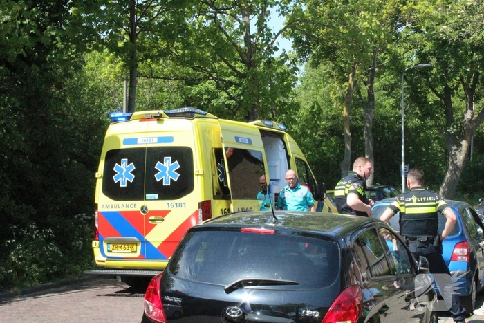 Fietser ten val na botsing met geparkeerde auto's