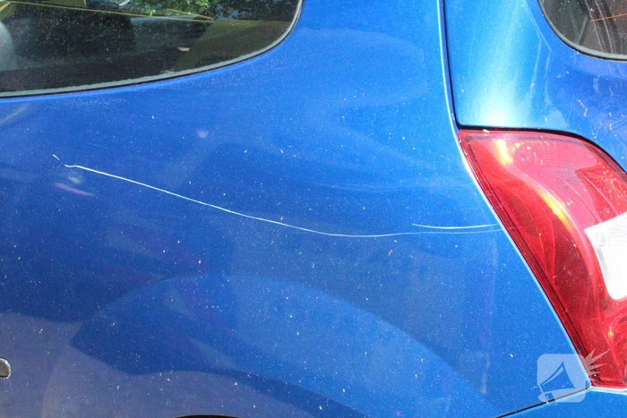 Fietser ten val na botsing met geparkeerde auto's