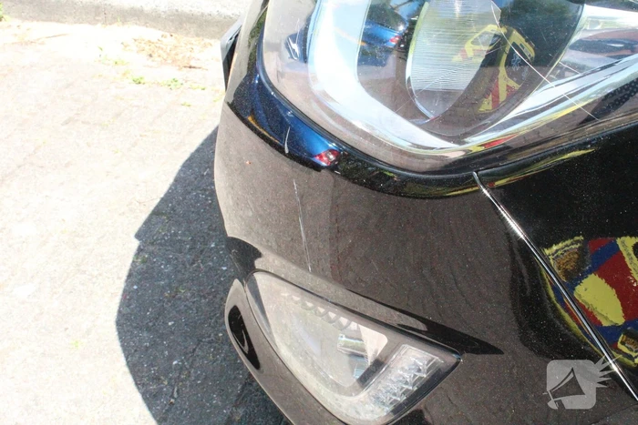 Fietser ten val na botsing met geparkeerde auto's