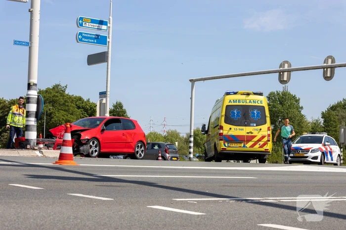 Automobilist gewond bij botsing met paal