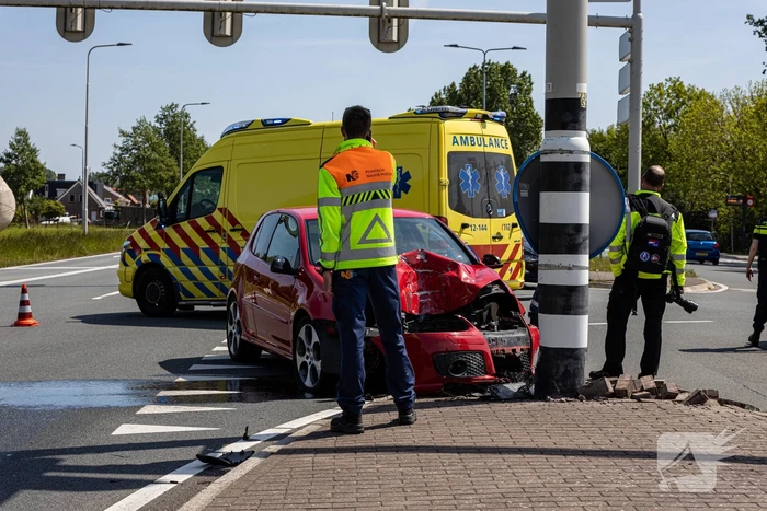 Automobilist gewond bij botsing met paal