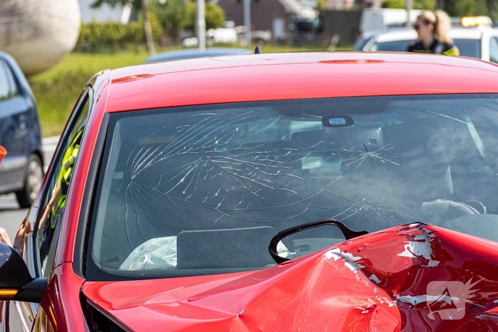 Automobilist gewond bij botsing met paal