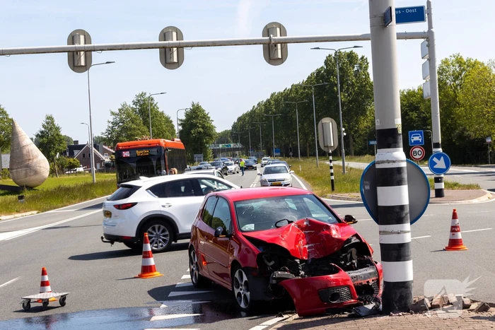 Automobilist gewond bij botsing met paal