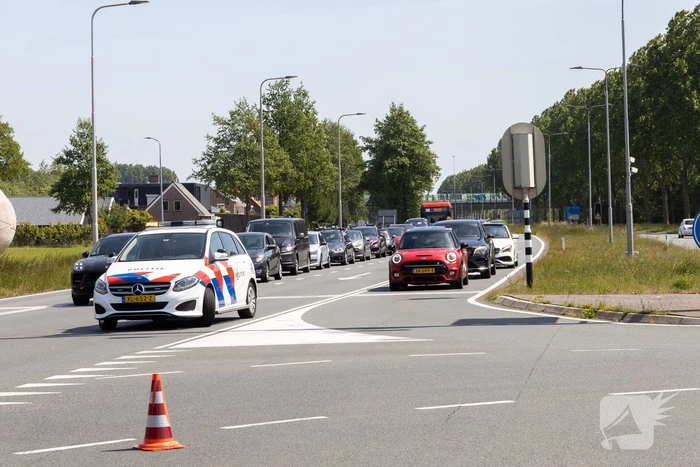 Automobilist gewond bij botsing met paal