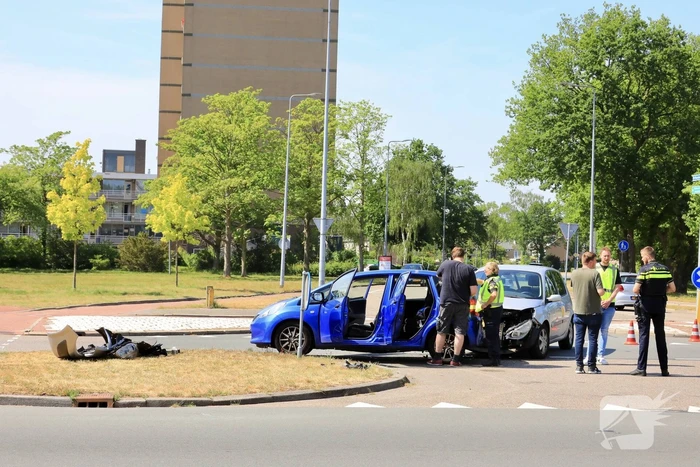 Veel blikschade bij botsing op kruispunt