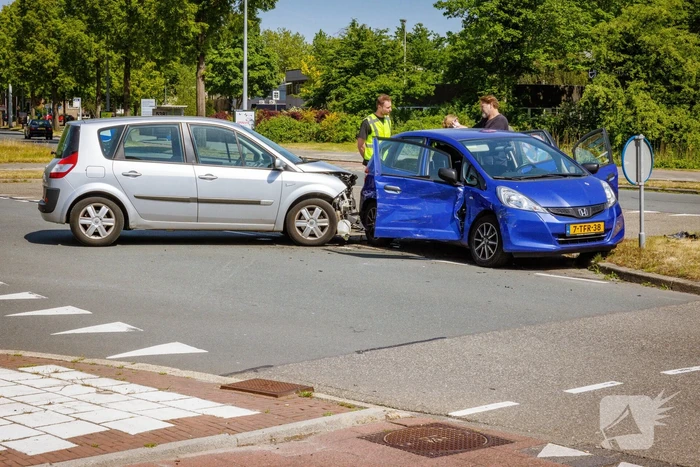 Veel blikschade bij botsing op kruispunt