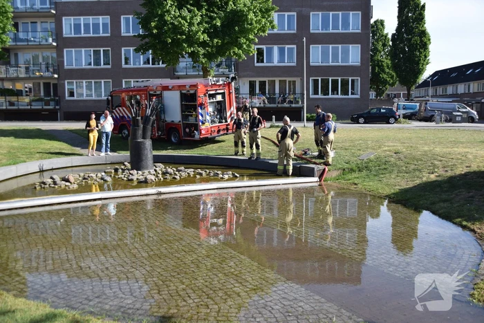 Brandweer pompt fontein leeg