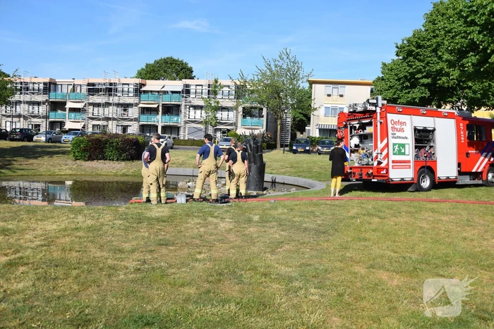 Brandweer pompt fontein leeg