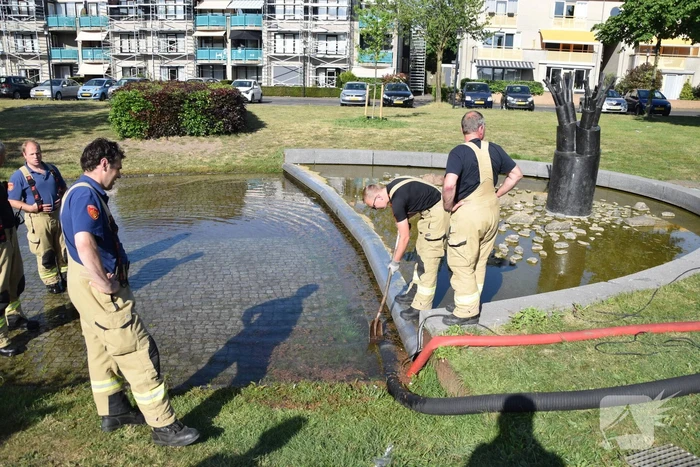 Brandweer pompt fontein leeg