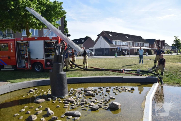 Brandweer pompt fontein leeg