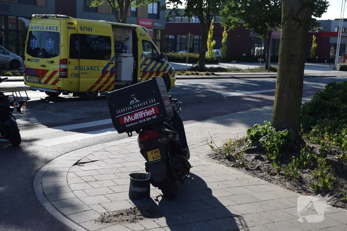 Maaltijdbezorger op scooter gaat hard onderuit