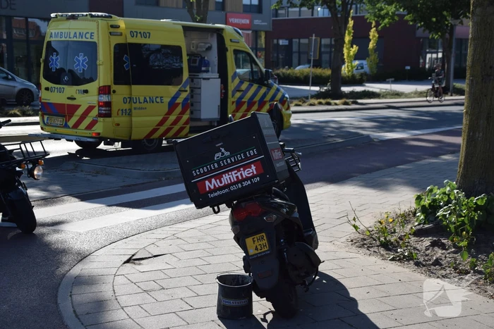Maaltijdbezorger op scooter gaat hard onderuit
