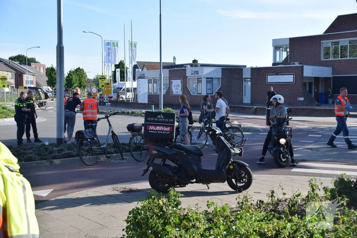 Maaltijdbezorger op scooter gaat hard onderuit
