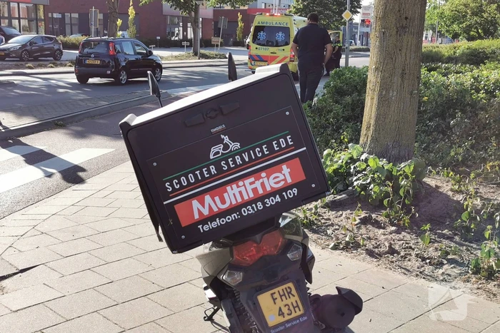 Maaltijdbezorger op scooter gaat hard onderuit