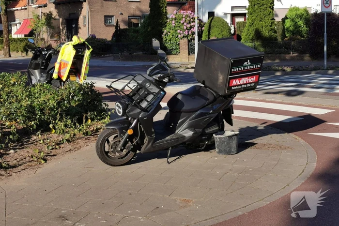 Maaltijdbezorger op scooter gaat hard onderuit