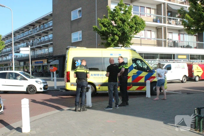 Pakketbezorger rijdt door na botsing