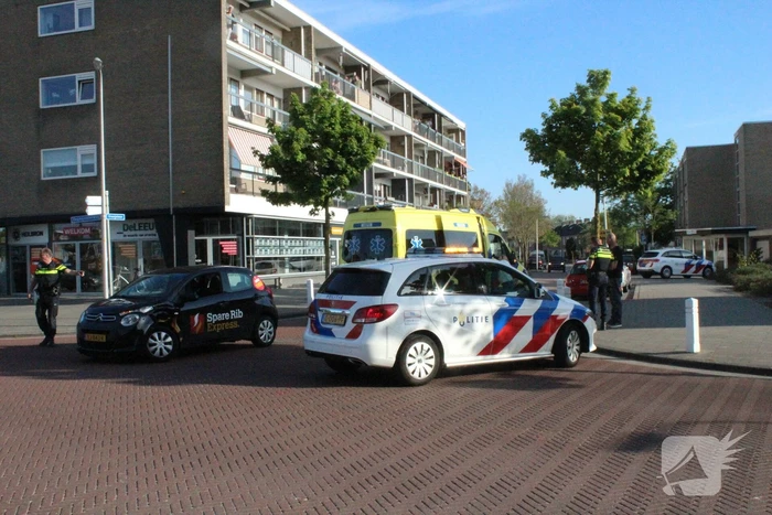 Pakketbezorger rijdt door na botsing