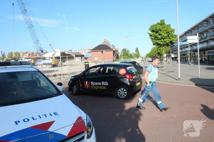 Pakketbezorger rijdt door na botsing