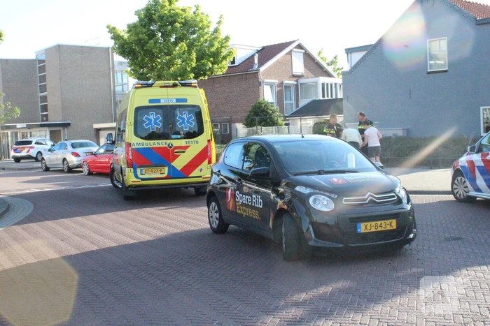 Pakketbezorger rijdt door na botsing